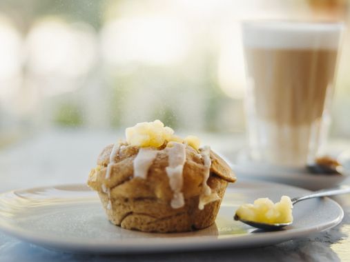 Apfel Holunder Schnecke mit einem Latte Macchiato im Lübecker Schneckenhaus